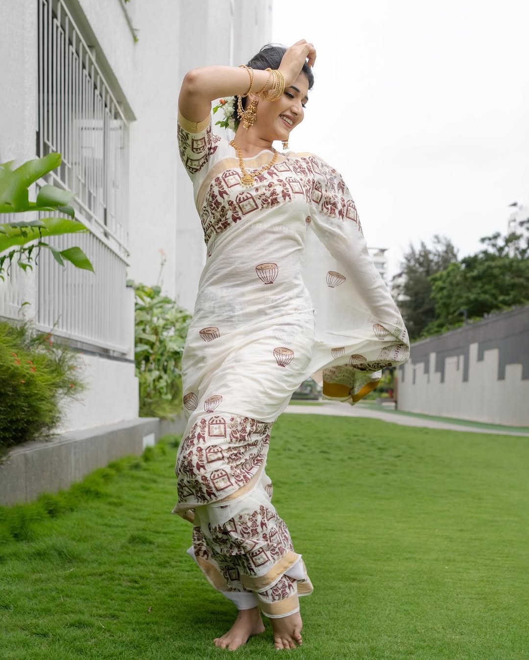 BT 428 White Soft Linen Cotton Saree with Digital Print & Lace Work. Festive Deal ₹1449. Delivery 4-6 Working Days. Shop now. | Sarees, Bollywood Sarees, Creative Sarees, Designer Sarees, Embroidered Sarees, Ethnic Saree, Modern Digital sarees, Party Wear Sarees