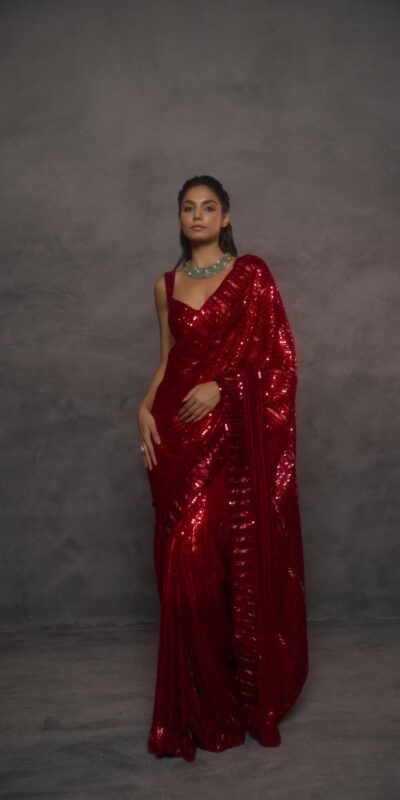 DF 3477 Red Faux Georgette Saree Perfect for Wedding, Party, Cultural Events, Traditional Day, Pooja – . Grab it for ₹1799. Delivery 4-6 Working Day | Sarees, Bollywood Sarees, Creative Sarees, Designer Sarees, Embroidered Sarees, Ethnic Saree, Modern Digital sarees, Party Wear Sarees