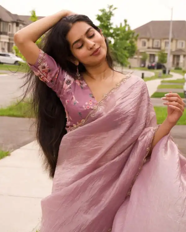 Lavender Gold Crush Lace Border Work Saree - Image 9