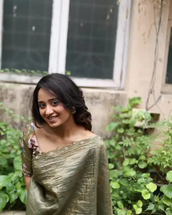 Mehendi Gold Crush Lace Border Work Saree - Image 6