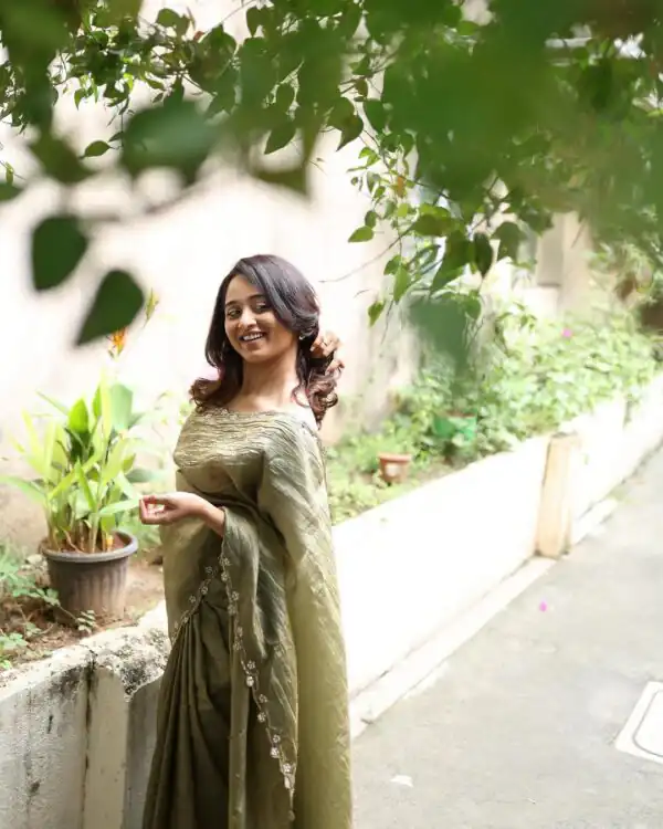 Mehendi Gold Crush Lace Border Work Saree - Image 2