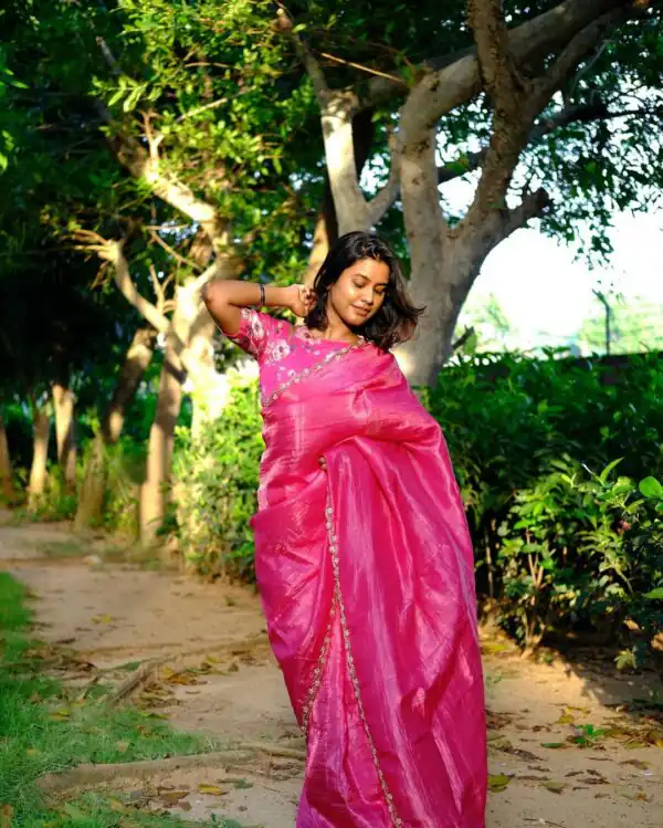 Pink Gold Crush Lace Border Work Saree - Image 2