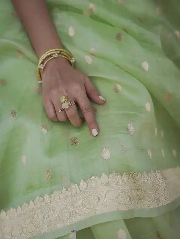 Pista Soft Lilan Slab Weaving Work Saree - Image 3