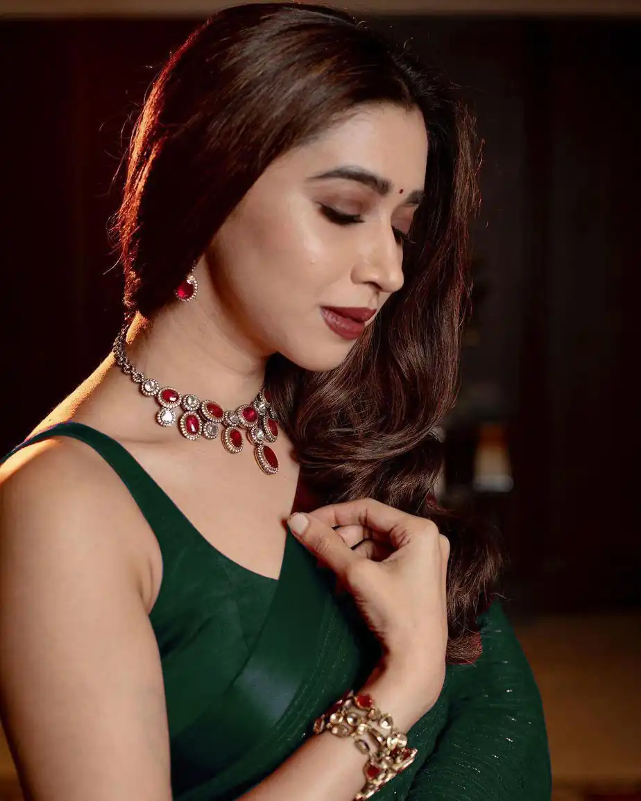 KT 236 Green Georgette Saree Perfect for Wedding, Party, Reception, Holi, Cultural Events –. Affordable Price ₹1824. Delivery 4-6 Working Days. Shop | Sarees, Bollywood Sarees, Creative Sarees, Designer Sarees, Embroidered Sarees, Ethnic Saree, Modern Digital sarees, Party Wear Sarees