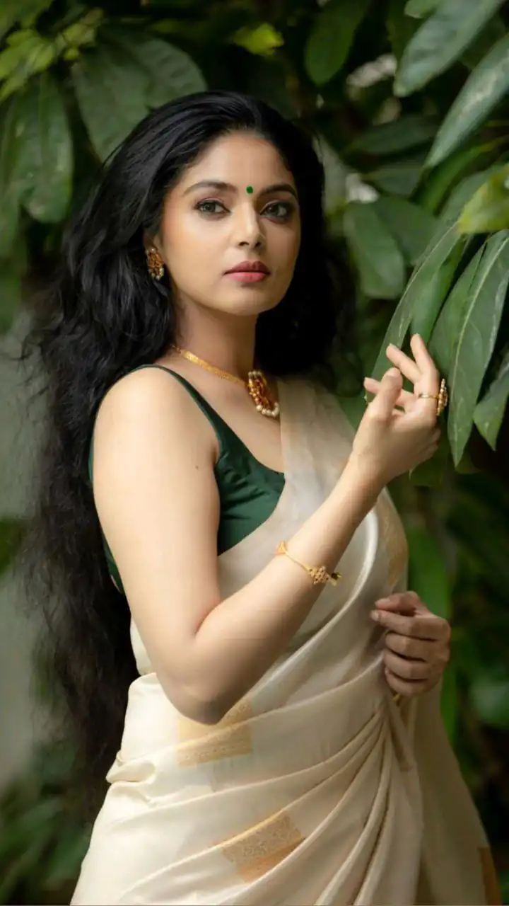 Super Off White Soft Lichi Silk Jacquard Work Saree - Image 5