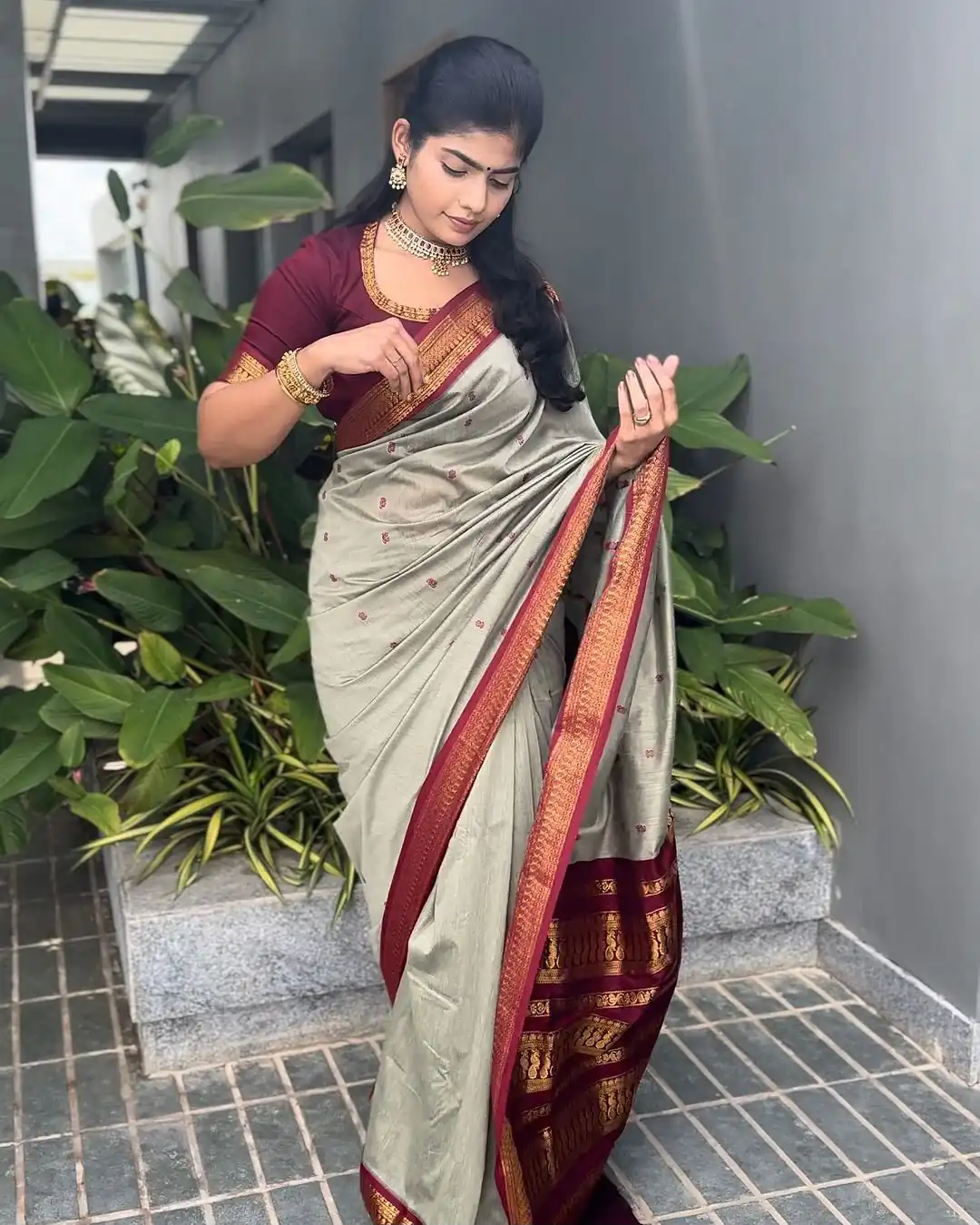 Pretty Grey Lichi Silk Jacquard Border Work Saree - Image 2