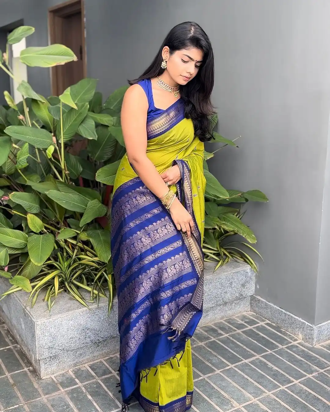 Pretty Lime Yellow Lichi Silk Jacquard Border Work Saree - Image 2