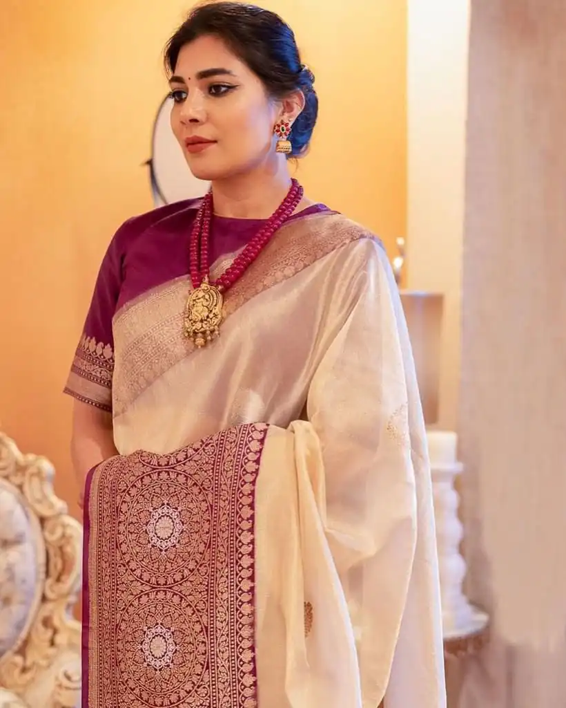 Pretty Off White Soft Lichi Silk Gold Zari Work Saree - Image 5
