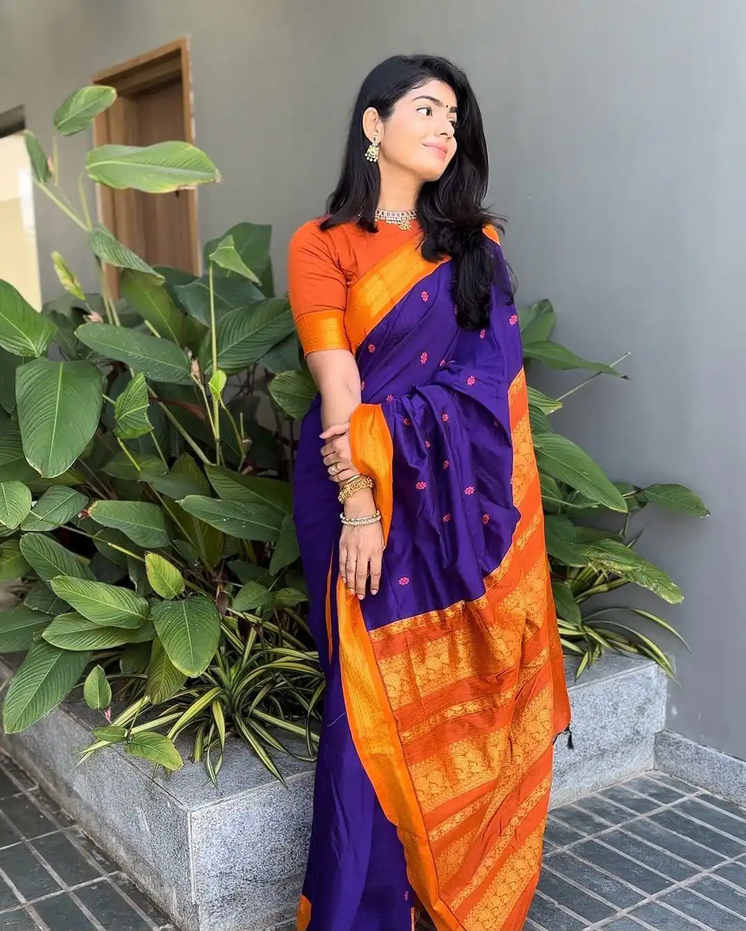Pretty Royal Blue Lichi Silk Jacquard Border Work Saree - Image 2