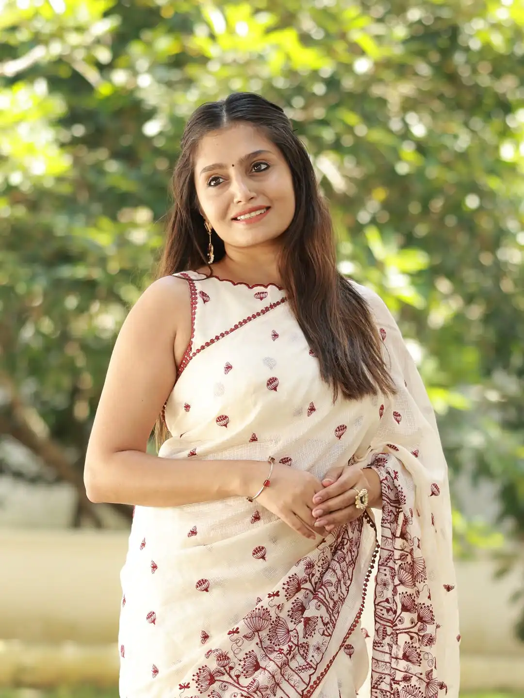 Fancy White Kota Checks With Embroidery Saree - Image 8