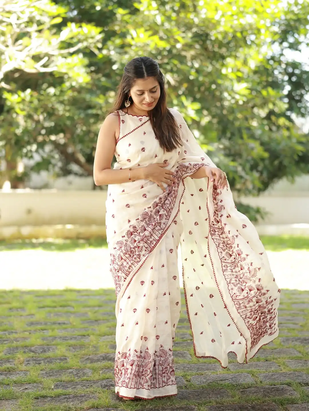 Fancy White Kota Checks With Embroidery Saree - Image 5